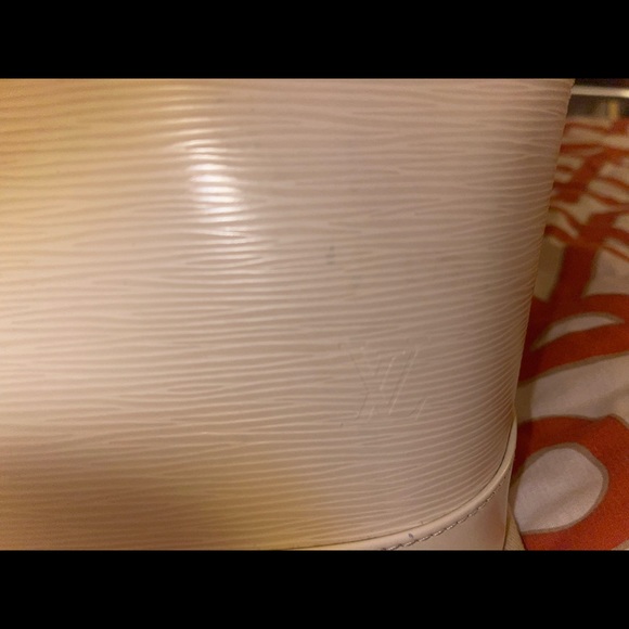 Authentic Louis Vuitton Alma Epi - Picture 5 of 8